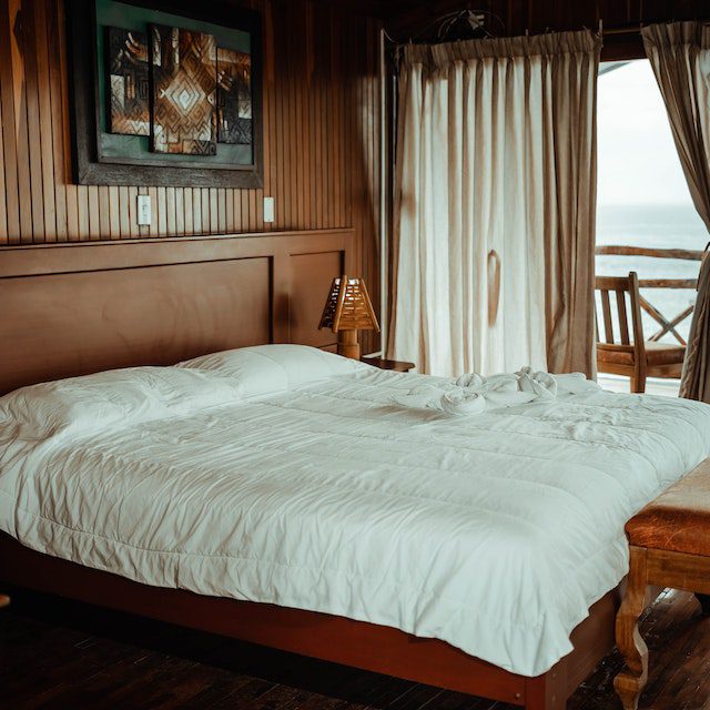 White Bed Linen on Bed<br />
